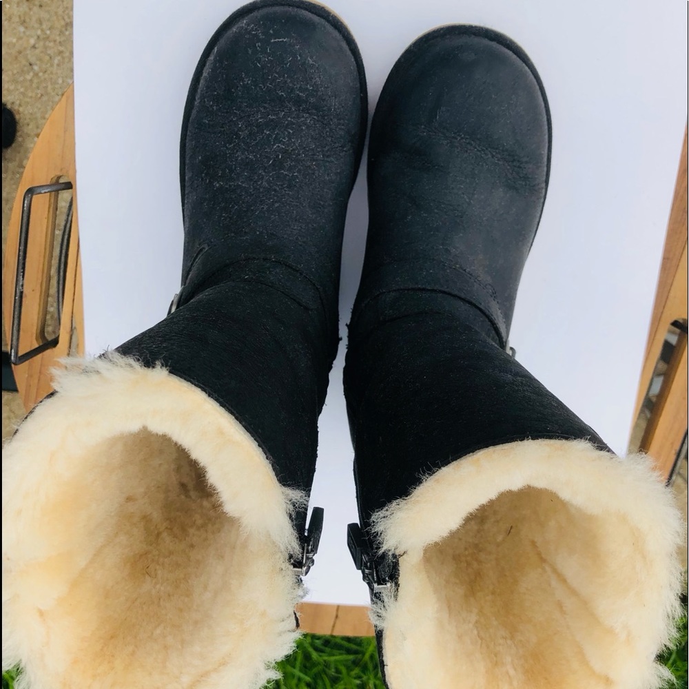 UGG BOOTS!! Super cute, super comfy;)))